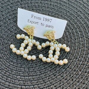 CHANEL Iconic gold pearl earrings